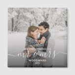 Foto First Christmas Verheiratet White Script Magnet<br><div class="desc">Erinnern Sie sich an das erste Weihnachten Ihrer Ehe mit diesem Keepsake-Magneten. Der weiße Text lautet "Unser erstes Weihnachten als Mr. & Mrs." mit den Worten "Mr. & Mrs." in eleganter Handschrift mit Schnörkeln vor und nach. Ersetzen Sie das Beispielbild durch Ihr Lieblings-Foto, und fügen Sie Ihren Nachnamen und das...</div>