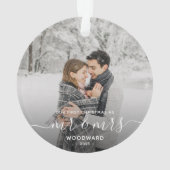 Foto First Christmas Verheiratet White Script Ornament (Rückseite)