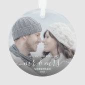 Foto First Christmas Verheiratet White Script Ornament (Rückseite)