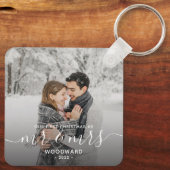 Foto First Christmas Verheiratet White Script Schlüsselanhänger (Rückseite)