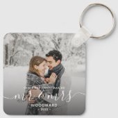 Foto First Christmas Verheiratet White Script Schlüsselanhänger (Rückseite)