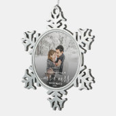 Foto First Christmas Verheiratet White Script Schneeflocken Zinn-Ornament (Rechts)