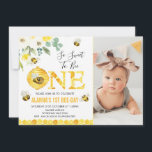 Foto Floral Honey Bee Erste Bienentage Geburtstag Einladung<br><div class="desc">Foto Floral Honey Biene Erstgeburt Einladung Sweet Hummel oder Honigbiene zum ersten Geburtstag Einladung für ein kleines Mädchen mit einer meist gelben Blumenarrangements und vier niedlichen Hummeln und einem Bereich für ein Foto.</div>