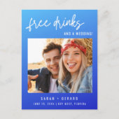 Foto Funny Free Drinks und eine Hochzeit Ankündigungspostkarte (Vorderseite)