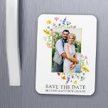 Foto für Aquarellfarben Save the Date Magnet<br><div class="desc">Moderne Watercolor Wildblume Hochzeit Verlobung Ankündigung Save The Date Magnet umfasst zartes Gelb,  Rosa,  Pfirsich,  staubblaues Blau,  Salbei grün,  lila,  rot und orange wilde Blume,  Pupien,  Eukalyptus-Blätter und andere schöne botanische Vegetation auf einem goldenen Rahmen. Ein paar Fotos.</div>