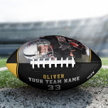 Foto für die gelbe schwarze Namensnummer Football<br><div class="desc">Yellow Black Name Number Team Foto Football. Personalisieren Sie es mit Ihrem Foto, Namen, Teamname und Jahr. Der Text ist eine trendige, weiße und gelbe Typografie auf einem schwarzen Hintergrund mit einem gelben Streifen. Sie können jeden Text auf dem Fußball ändern oder löschen. Ein perfektes Geschenk für einen Fußballspieler, Teamkollegen,...</div>
