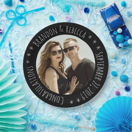 Foto für die Hochzeit von Text in einem schwarzen Pappteller (Party)