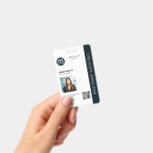 Foto für die ID von Firmenmitarbeitern mit benutze Ausweis (Handheld)