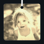 Foto für einfache Kinder Ornament Aus Metall<br><div class="desc">Einfach geilen und anpassen mit Ihren eigenen Bildern dieses Custom Simple Kids Foto Weihnachten Keepake Vintag Golden sepia Keramik Ornament. Fügen Sie ein beliebiges individuelles Foto-Format hinzu: Vertikales Portrait, Horizontallandschaft, quadratisch geformt. Schaffen Sie sich Ihr eigenes einzigartiges Foto für Familie, Kinder, Großeltern, Freunde. Entwerfen Sie Ihre eigene Feriendekoration, Auto-Dekoration, Auto-Dekoration,...</div>