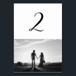 Foto für Hochzeiten mit weißem und schwarzem Skrip Tischnummer<br><div class="desc">Ein wunderschönes, weißes und schwarzes Kalligraphiedesign zeigt das Foto des Paares. Ein modernes Hochzeitskoppel-Foto-Design mit einfachen minimalistischen Elementen. Ein idealer Hochzeitstil für jeden, der Kalligraphie, Schwarz-Weiß-Tischnummer und Foto-Hochzeitskunst Liebe. Auch die passenden Hochzeitseinladungen und andere Schreibwaren sind verfügbar. Passen Sie die Anzahl an und erwerben Sie jede Tabellennummer individuell, je nachdem,...</div>