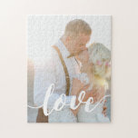Foto für Liebe-Skriptüberlagerung Puzzle<br><div class="desc">Passen Sie dieses Foto-Puzzle mit einem bevorzugten vertikalen oder portraitorientierten Hochzeitsgrat oder Verlobung-Foto an,  wobei "Liebe" als Textüberlagerung in weißen Schriftzeichen durchbrochen wird.</div>