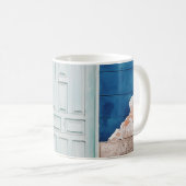 FOTO GEBÄUDE MIT WEISSER HOLZTÜR KAFFEETASSE (VorderseiteRechts)