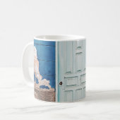 FOTO GEBÄUDE MIT WEISSER HOLZTÜR KAFFEETASSE (Vorderseite Links)