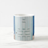 FOTO GEBÄUDE MIT WEISSER HOLZTÜR KAFFEETASSE (Mittel)
