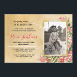 Foto Geburtstagsparty Coral Floral Vintag Einladun Einladung<br><div class="desc">Fügen Sie Ihr Foto zu diesem Vintagen Stil Blumenladen. Gib jedes Alter hinzu. Rückdruck im Lieferumfang enthalten.</div>