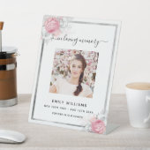 Foto-Gedenkstätte in Weißrosa Sockelschild (In SItu)