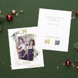 Foto geometrische Gold QR Weihnachtskarte<br><div class="desc">Feiern Sie die Saison stilvoll mit dieser modernen und eleganten Weihnachtskarte, die mit einem vergoldeten, geometrischen Foto-Rahmen aus Imitaten mit festlichen Kiefernästen und -keppchen geschmückt ist. Die Vorderseite zeigt einen schicken, handgeschriebenen "Happy Holidays" Gruß, der perfekt für die Übermittlung von warmen Wünschen ist. Personalisieren Sie die Karte mit Ihrem Firmenlogo,...</div>