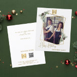 Foto geometrische QR Business Weihnachtsgrüße Flyer<br><div class="desc">Bitte beachten Sie, dass dies auf Flyer Papier und sehr dünn ist. Umschläge sind nicht enthalten. Für dickere Weihnachtsgrüße (das gleiche Design) besuchen Sie bitte unser Geschäft. Feiern Sie die Saison stilvoll mit diesem modernen und eleganten Weihnachtsgrüßen-Flyer, mit einem vergoldeten geometrischen Foto-Rahmen in Imitaten mit festlichen Kiefernästen und Töpfen. Die...</div>