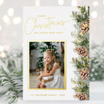 Foto Gold Weihnachtskarte Folien Feiertagskarte<br><div class="desc">Die Fotokarte aus Weihnachten mit Goldfolie und handbemalten Aquarellen und Pinecones als schöner Seitenrahmen. Der Text ist braun und der Hintergrund weiß. Auf der Rückseite befindet sich der gleiche schöne Rahmen mit Texten, die zum Personalisieren (oder zum Löschen des Textes leer verlassen werden). Finden Sie passende Artikel in der Weihnachtskollektion...</div>