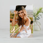 Foto Grad handgeschriebener Script Abschluss Foil Folieneinladung (Stehend vorne)