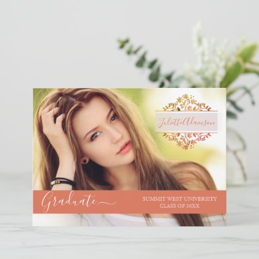 Foto Graduation Party Coral Floral Monogram Einladung (Stehend Vorderseite)