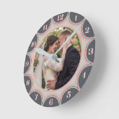 Foto Grau Korallenrosa Sunburst Personalisiert Runde Wanduhr (Winkel)