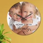 Foto Große Wanduhr<br><div class="desc">Diese stilvolle Uhr besticht durch ein familiäres Foto mit eleganter Schrift-Typografie. Einfach mit Ihrem Foto und Namen anpassbar. Macht eine große Familie Sake und ein Geschenk für Großeltern.</div>