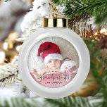 Foto Großeltern Erste Weihnachts-Schwarze Schrift Keramik Kugel-Ornament<br><div class="desc">Helfen Sie ihnen, ihr erstes Enkelkind mit diesem schönen modernen Sake-Ornament zu feiern. Der schwarze Text lautet "Unsere ersten Weihnachten als Großeltern", mit dem Wort "Großeltern" in eleganter Handschrift mit Schnörkeln vor und nach. Ersetzen Sie das Beispielbild einfach durch Ihr Lieblings-Foto des neuen Babys, und fügen Sie seinen Namen und...</div>