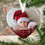 Foto Großeltern Erste Weihnachtsschrift Ornament<br><div class="desc">Helfen Sie ihnen, ihr erstes Enkelkind mit diesem schönen modernen Sake-Ornament zu feiern. Der weiße Text lautet "Unsere ersten Weihnachten als Großeltern", mit dem Wort "Großeltern" in eleganter Handschrift mit Schnörkeln vor und nach. Ersetzen Sie das Beispielbild einfach durch Ihr Lieblings-Foto des neuen Babys, und fügen Sie seinen Namen und...</div>
