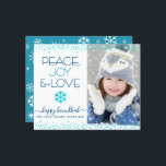 Foto Hanukkah Peace Liebe Snowflake Card<br><div class="desc">"Frieden, Freude und Liebe." Ein lustiges, spielerisches, türkisblaues Imitat mit Schneeflocke, Konfetti-Punkte, türkisblaue und marineblaue Typografie auf einem sauberen, weißen Hintergrund, zusammen mit dem individuellen Foto Ihrer Wahl, helfen Ihnen, die Hanukkah-Saison einzuleiten. Ein zufällig weißes Schneeflockenmuster überlagert türkisblau auf der Rückseite. Fühlen Sie die Wärme und Freude der Ferien, wenn...</div>