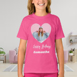 Foto Herzname Geburtstagsmädchen pink T-Shirt<br><div class="desc">Personalisieren und fügen Sie einen Namen und ein Foto in den herzförmigen Rahmen ein. Weißer Text.</div>