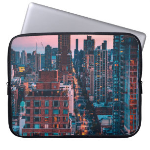 FOTO HOCHRISIENDER GEBÄUDE MIT BLAU UND PINK SK LAPTOPSCHUTZHÜLLE