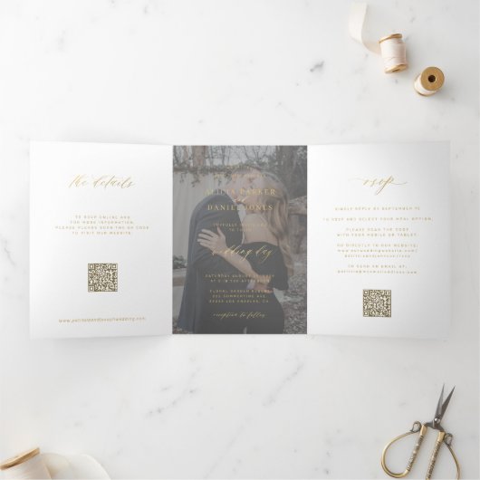 Foto Hochzeit mit Gold-Skript RSVP Details QR-Code Dreifach Gefaltete Einladung (Innenseite)