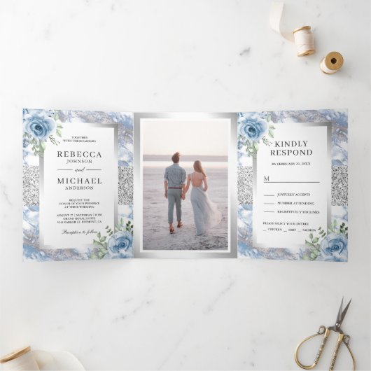 Foto Hochzeitsfeier mit Silberfolie Dusty Blue Flo Dreifach Gefaltete Einladung (Innenseite)