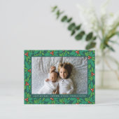 FOTO HOLIDAY CARD | Christmas Red & Green Holly Feiertagspostkarte (Stehend Vorderseite)
