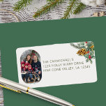 Foto Holly and Pine Christmas Address Adressaufkleber<br><div class="desc">Adressetikett mit Foto, Ihrem Namen und Ihrer Adresse und einem traditionellen Bouquet aus Heiligen, Kiefern und Kiefern. Die Farben des Textes und des Hintergrunds können im Entwurfswerkzeug geändert werden. Ihr Foto wird in 16:9-Porträtformat angezeigt und die Fotomodelle wird automatisch in einer pilzförmigen, abgerundeten Lozenge-Form angezeigt. Weitere Designs und Geschenkideen finden...</div>