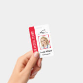 Foto-ID des Mitarbeiters des Zahnarztbüros rot Ausweis (Handheld)