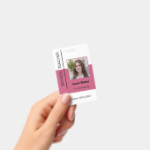 Foto-ID eines Mitarbeiters oder Studenten rosa Ausweis (Handheld)