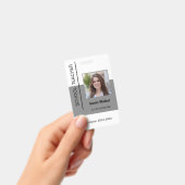 Foto-ID eines Mitarbeiters oder Studierenden grau Ausweis (Handheld)