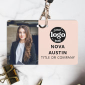 Foto-ID für rosa Mitarbeiter mit QR-Code-Logo Ausweis