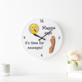 Foto Ihres Hundes hinzufügen: "Zeit für Wurst" Große Wanduhr (Zuhause)