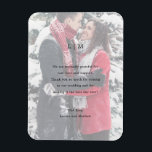 Foto Imitate Vellum Einfache Monogramm Gastgeschen Magnet<br><div class="desc">Einfache Gastgeschenk Hochzeit Magnet mit einem eleganten Design mit Ihrem Monogramm und Dankeschön-Nachricht über ein Imitat Vellum über Ihr Lieblings-Foto. Diese individuellen Bildmagnete sind großartig als personalisierte Gastgeschenk Hochzeit,  zu der Ihre Gäste gewollt werden,  um behalten.</div>
