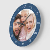 Foto in der Familie mit moderner Script-Großuhr Große Wanduhr (Winkel)