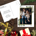 Foto in Goldrahmen mit Kiefernzweigen Weihnachten<br><div class="desc">Diese einfache Postkarte ist eine elegante Art,  Urlaubsgrüße zu versenden. Es zeigt Ihr Foto in einem vergoldeten Rahmen aus Imitaten mit handgemalten Aquarellkiefernästen in verschiedenen Grüntönen. Der Titel lautet: Frohe Weihnachten mit Platz für Ihren Familiennamen und das Jahr. Die Rückseite bietet Platz für eine kurze Note und Unterschrift.</div>