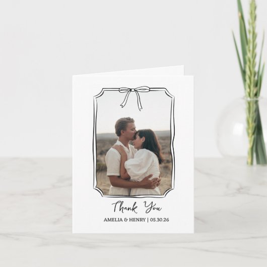 Foto in handgezeichneter Coquette-Rahmen Hochzeit Dankeskarte (Vorderseite)