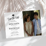 Foto Joint Abschluss Save the Date Card<br><div class="desc">Machen Sie Ihre Abschluss-Ankündigung einzigartig und besonders mit unserem Joint Abschluss Speichern Sie die Datumskarten. Diese Karten verbinden geschmackvoll Einfachheit und Eleganz mit einem knalligen, weißen Hintergrund und ergänzen das lebendige Foto der Absolventen. Mit einer schön gestalteten Textvorlage war die Personalisierung noch nie einfacher. Vergib diesen Meilenstein und gib deinen...</div>