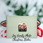 Foto Joy Black Red Green Gold Grün Weihnachten Quadratischer Aufkleber<br><div class="desc">Dieser wunderschöne und moderne Weihnachtsaufkleber in Schwarz,  Rot,  Grün,  Weiß und Gold zeigt Ihr Foto und die Stimmung "joy" in handgeschriebener Schriftzeichen-Kalligraphie inmitten von goldenen und roten Beeren und Weihnachtsgrün und das Jahr auf schwarzem Hintergrund. Einfach mit Ihren eigenen Fotos und Jahr anpassen.</div>