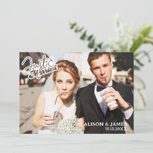 Foto Just Married Modern Script Heart Wedding Ankündigung (Stehend Vorderseite)