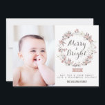 Foto-Karte für den Weihnachtskranz in Schwarz und  Feiertagskarte<br><div class="desc">Blush and Grey Christmas Wreath Holiday Foto Card Individuell gestaltbare Urlaubskarte mit kalligraphischen Texten und rot-grauem Weihnachtskranz.</div>