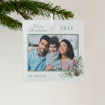 Foto-Kegelkiefer Ornament Aus Glas<br><div class="desc">Personalisieren und fügen Sie Ihr eigenes Foto. Ein grüner Rahmen mit einem Kegel und Kieferngrün. Geben Sie Ihren Familiennamen und das Jahr ein.</div>